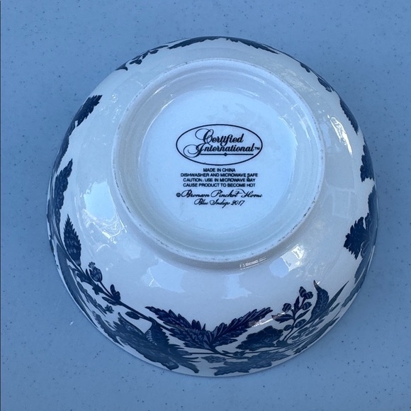 Elegant Fleur de Lis Blue and White Decorative Bowl - Picture 3 of 3